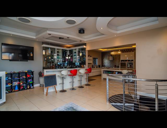4 BEDROOM FREESTANDING FOR SALE IN LA LUCIA